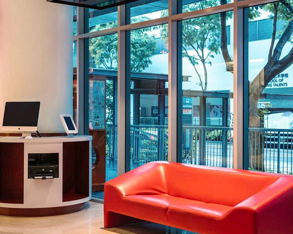 Sofa kulit lobi hotel